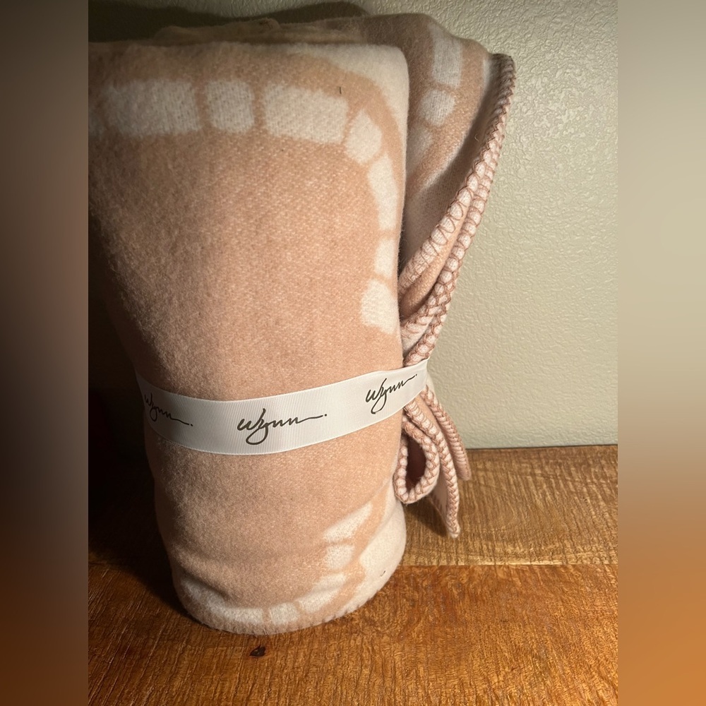 WYNN Las Vegas casino Soft Beige throw Blanket with White Ribbon 🎩🍾 w/ DUSTBAG - Picture 3 of 3
